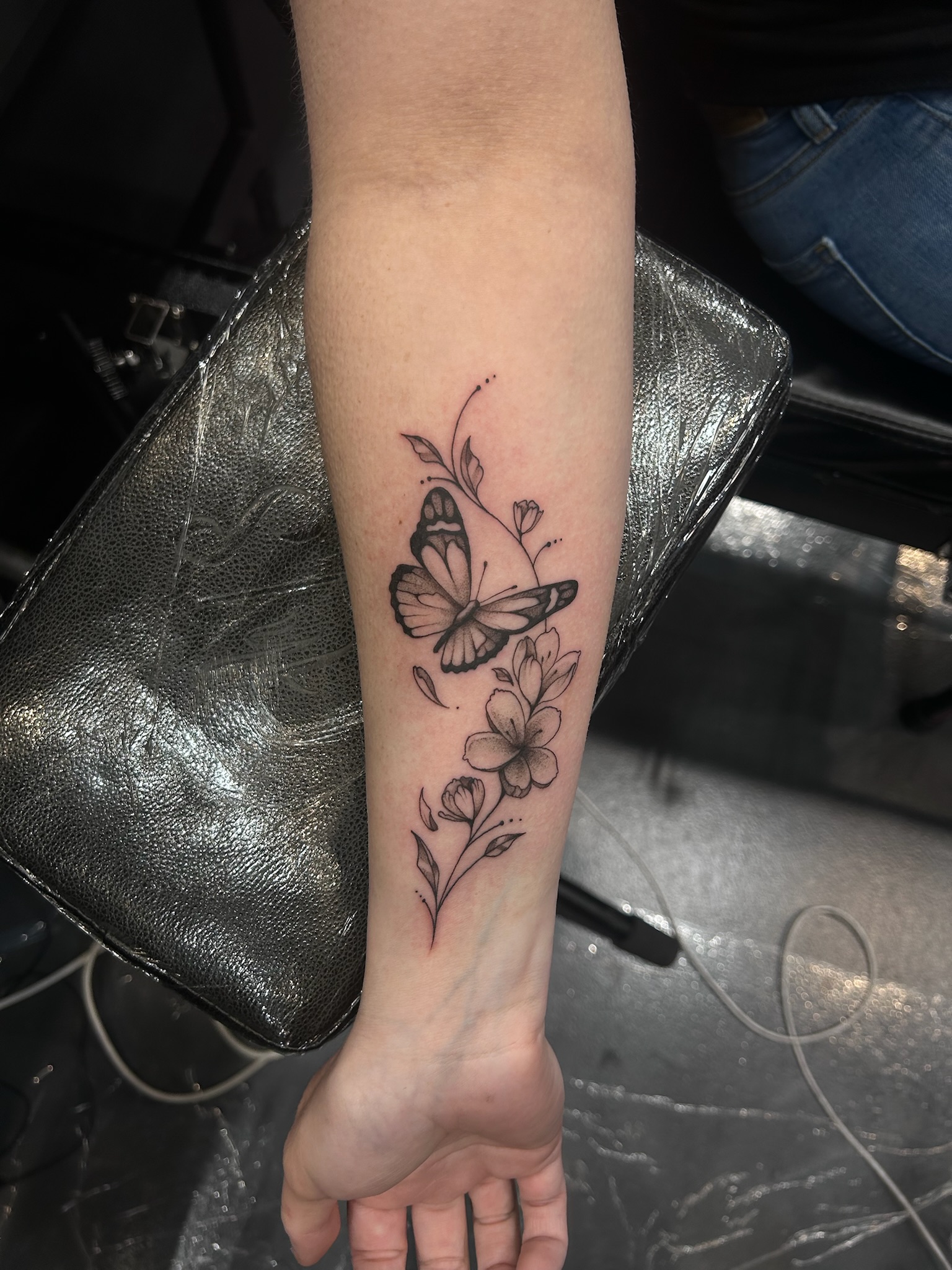 bg fineline illustrative butterflyandflowers