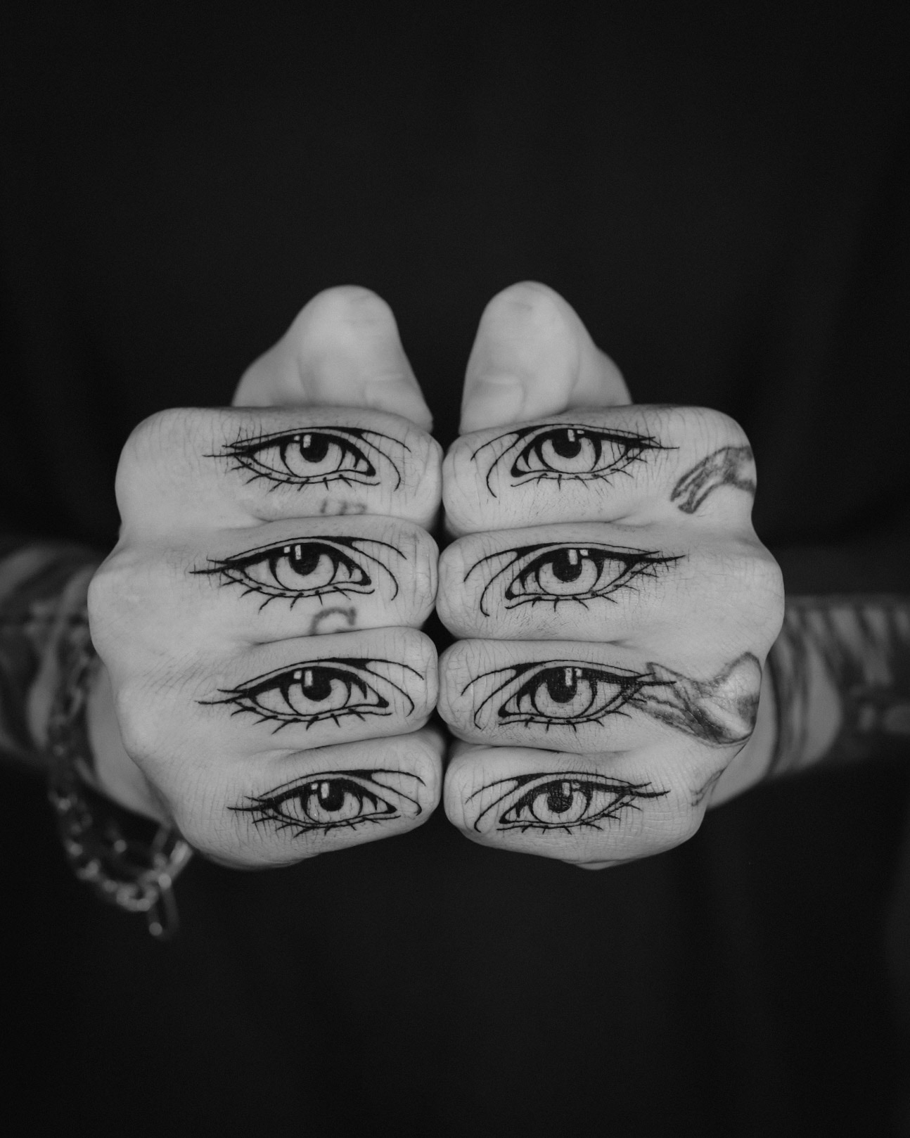 bg surrealism fingereyes