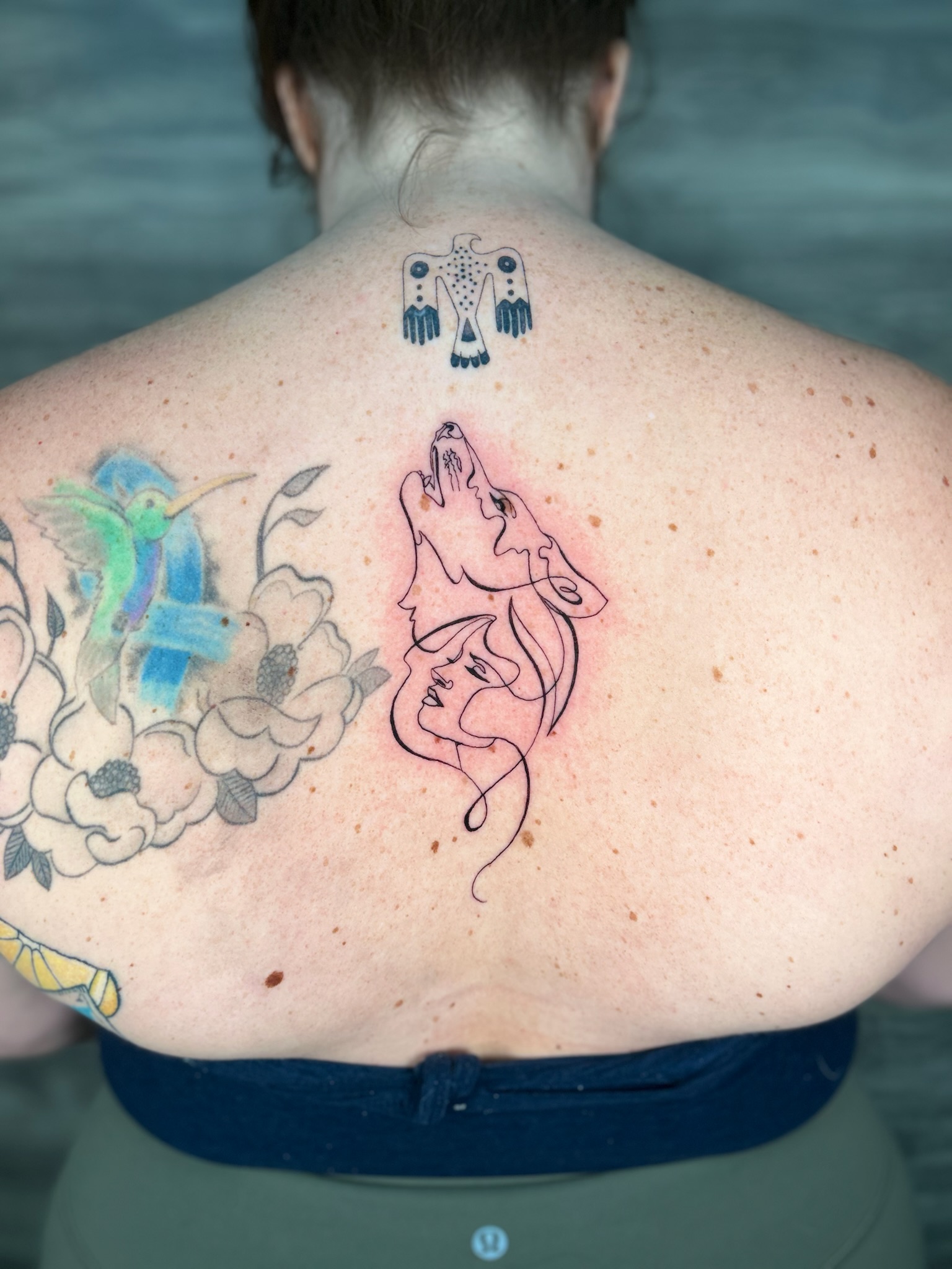 bg singleline abstract minimalist wolf woman